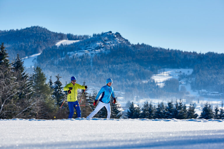 Zwei begeisterte Sportler beim Langlaufen im Bayerischen Winterwald