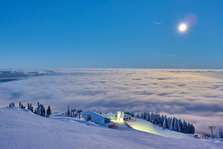 Am Gipfel des Großen Arbers im Bayerischen Wald hat sich eine Wolkendecke gebildet